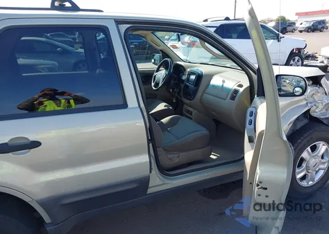 2004 Ford Escape Xlt z USA, uszkodzony, nr VIN 1FMYU93164KB42469